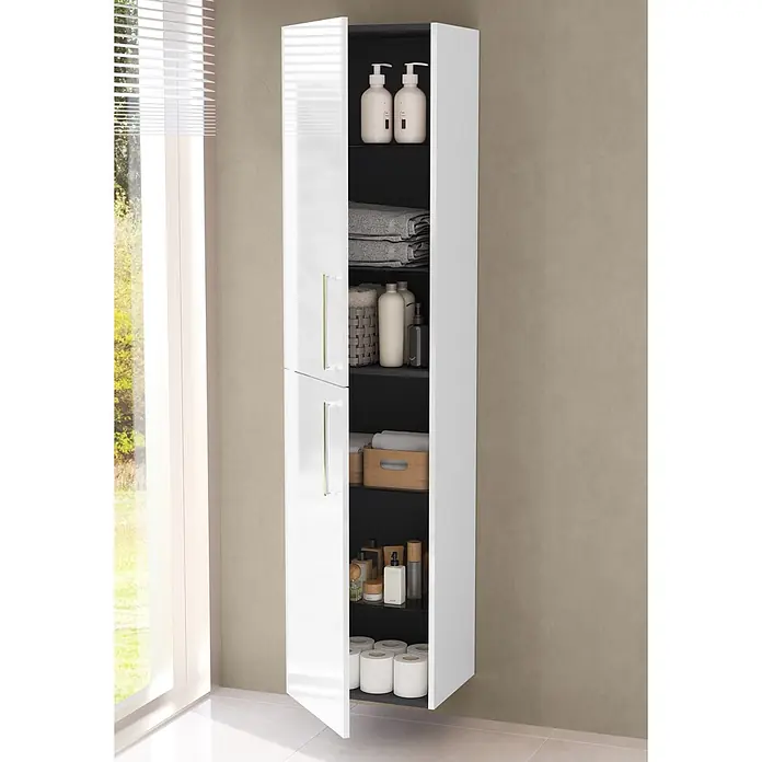 VitrA Hochschrank Root Flat - B x T x H: 42 x 36 x 180 cm, Weiß - Hoher weißer Badezimmerschrank mit geöffneten Türen, der schwarze Innenregale mit Pflegeprodukten, Handtüchern und Toilettenpapier zeigt.
