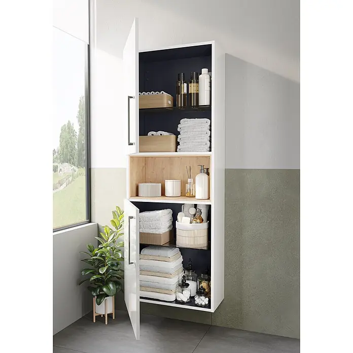 VitrA Hochschrank Root Flat - B x T x H: 57 x 27 x 155 cm, Weiß - Weißer Badezimmerschrank mit geöffneten Türen, dunklen und holzfarbenen Innenräumen, gefüllt mit Toilettenartikeln und Handtüchern.