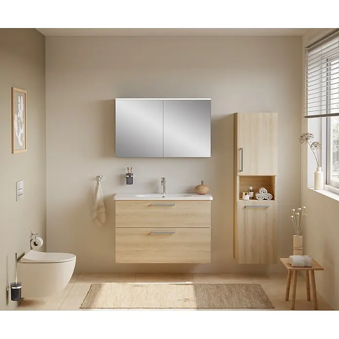 VitrA Hochschrank Root Flat - B x T x H: 42 x 36 x 155 cm, Eiche Natur, DIN Anschlag: Rechts - Modernes Badezimmer mit Waschtischunterschrank aus hellem Holz, weißem Waschbecken, passendem Hochschrank und wandhängendem WC.