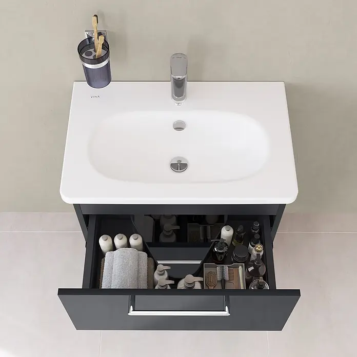 VitrA Badmöbel-Set Root Flat - B x T x H: 60 cm x 45 cm x 65 mm, Anthrazit, Hochglänzend - Modernes weißes Waschbecken mit dunkelgrauem Waschtisch, Schublade offen mit organisierten Pflegeprodukten. Chromarmatur und Wand-Zahnbürstenhalter.