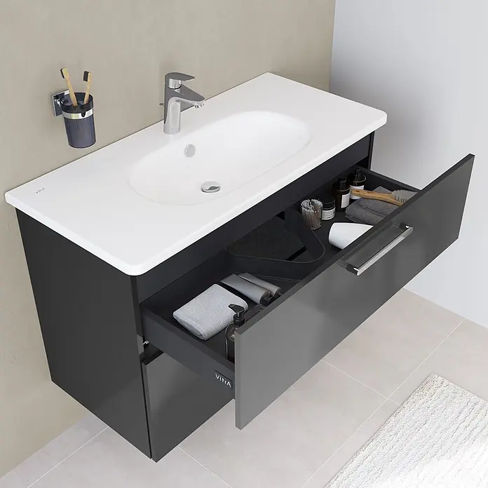 VitrA Badmöbel-Set Root Flat - B x T x H: 80 x 45 x 65 cm, Anthrazit, Hochglänzend - Dunkelgrauer Badunterschrank mit weißem Waschbecken, geöffnete Schubladen zeigen organisierte Badartikel.
