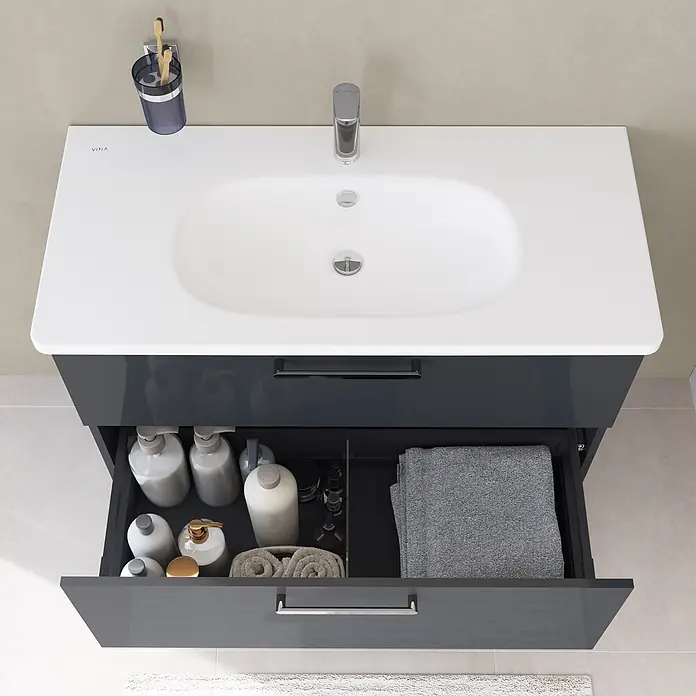 VitrA Badmöbel-Set Root Flat - B x T x H: 80 x 45 x 65 cm, Anthrazit, Hochglänzend - Dunkelgrauer Badunterschrank mit weißem Waschbecken, Chromarmatur und geöffneten Schubladen mit Badutensilien.