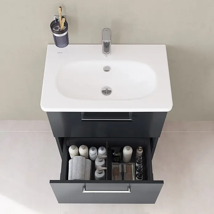 VitrA Badmöbel-Set Root Flat - B x T x H: 60 cm x 45 cm x 65 mm, Anthrazit, Hochglänzend - Dunkelgrauer Badezimmerschrank mit weißem Waschbecken, offener Schublade mit Toilettenartikeln und Wandzahnbürstenhalter.