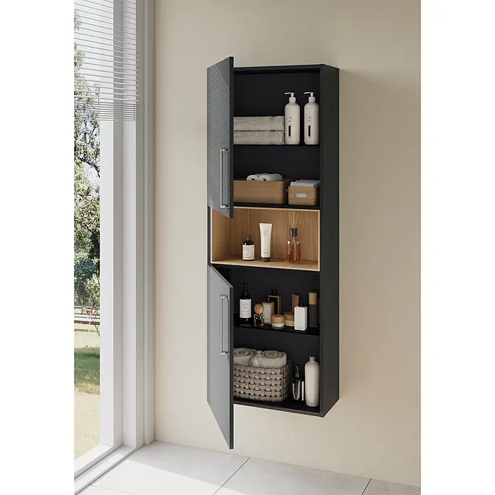 VitrA Hochschrank Root Flat - B x T x H: 57 x 27 x 155 cm, Anthrazit - Wandmontierter dunkelgrauer Badschrank mit geöffneten Türen, der Toilettenartikel und Handtücher auf hellholzfarbenen und dunkelgrauen Regalen zeigt.