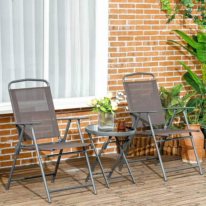Outsunny Gartenstuhl-Set mit Tisch - 2 Stk., Stahl, gehärtetes Glas, Netzstoff, Klappbar, Braun, B x T x H: 64 x 64 x 93 cm - Klappbares Bistro-Set aus grauem Metall und braunem Netzgewebe mit zwei Stühlen und rundem Glastisch auf Holzterrasse.