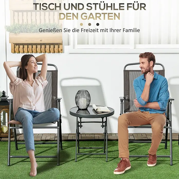 Outsunny Gartenstuhl-Set mit Tisch - 2 Stk., Stahl, gehärtetes Glas, Netzstoff, Klappbar, Braun, B x T x H: 64 x 64 x 93 cm - Klappbarer Gartentisch und Stühle in Dunkelgrau, von zwei Personen zur Entspannung im Freien genutzt.