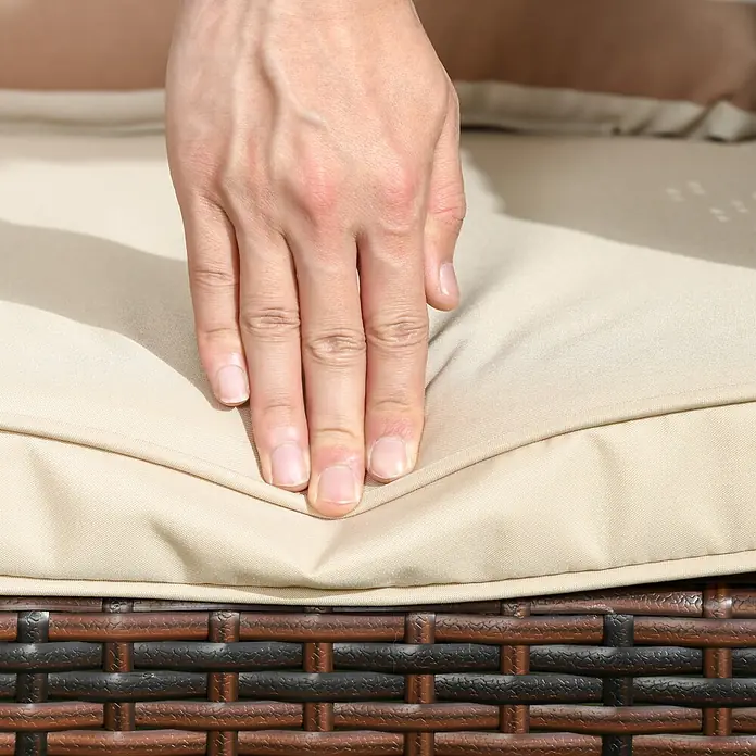 Outsunny Gartenstuhl-Set Outdoor-Sitzecke 3-teilig - 3 Stk., Stahl, PE-Kunststoff, Polyester - Hand drückt in weiches beiges Kissen auf braunem Rattan-Gartenstuhl.