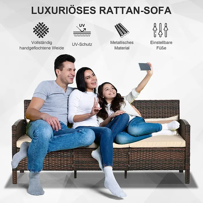 Outsunny Gartenstuhl-Set Outdoor-Sitzecke 3-teilig - 3 Stk., Stahl, PE-Kunststoff, Polyester - Braunes Rattan-Sofa mit beigefarbenen Kissen, auf dem eine Familie entspannt und ein Selfie macht.