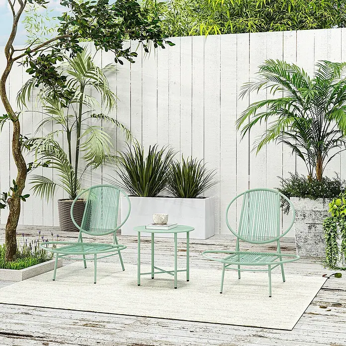 Outsunny Gartenstuhl-Set mit Tisch - 2 Stk., PE-Rattan, Stahl, Grün, B x T x H: 68 x 68 x 78 cm - Hellgrünes Metall-Gartenmöbel-Set mit zwei Stühlen und einem runden Tisch auf einer Terrasse.