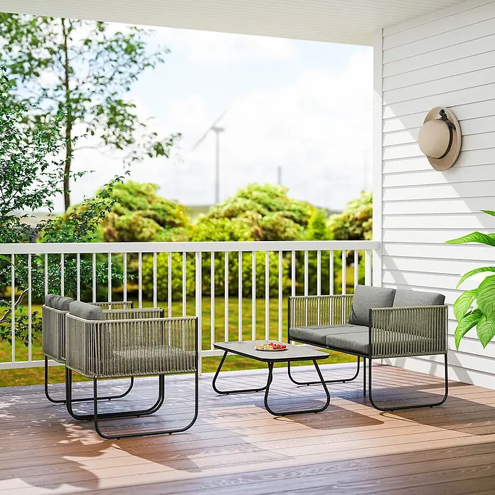 Outsunny Gartenstuhl-Set Lounge-Set mit Sofa - 4 Stk., PE-Rattan, Stahl, gehärtetes Glas, Polyester, Schaumstoff, Grau - Gartenlounge-Set mit grauen Seilstühlen und dunklem Couchtisch auf Holzterrasse.
