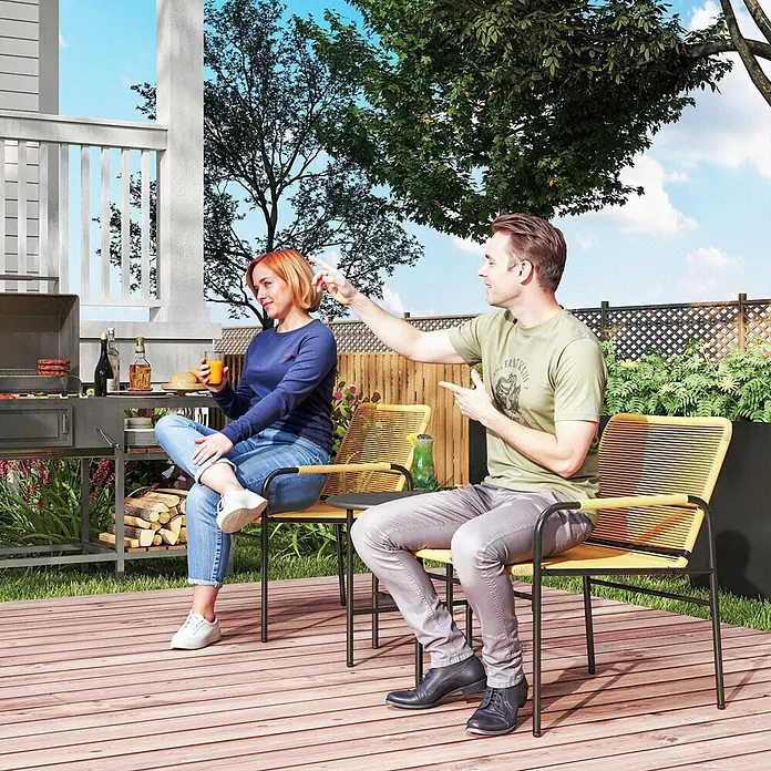 Outsunny Gartenstuhl-Set mit Tisch - 2 Stk., Stahl, PE-Rattan, Grau, Braun, B x T x H: 54 x 66 x 76 cm - Gelbe und schwarze Outdoor-Stühle mit geflochtenen Sitzen auf Holzterrasse, von zwei Personen genutzt. Schwarzes Metallgestell.