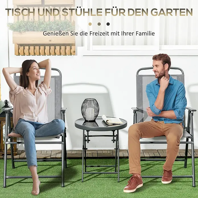 Outsunny Gartenstuhl-Set mit Tisch - 2 Stk., Stahl, gehärtetes Glas, Netzstoff, Klappbar, Hellgrau, B x T x H: 64 x 64 x 93 cm - Ein Paar entspannt sich im Freien auf grauen Klappstühlen mit einem passenden grauen Klapptisch mit Glasplatte.