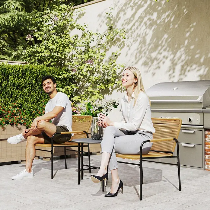 Outsunny Gartenstuhl-Set mit Tisch - 2 Stk., Stahl, PE-Rattan, Grau, Braun, B x T x H: 54 x 66 x 76 cm - Zwei Personen sitzen auf hellbraunen geflochtenen Outdoor-Stühlen mit schwarzen Gestellen an einem kleinen dunklen Tisch auf einer Terrasse.