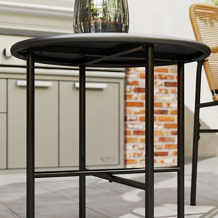 Outsunny Gartenstuhl-Set mit Tisch - 2 Stk., Stahl, PE-Rattan, Grau, Braun, B x T x H: 54 x 66 x 76 cm - Runder schwarzer Bistrotisch aus Metall mit Glasvase darauf, im Außenbereich.