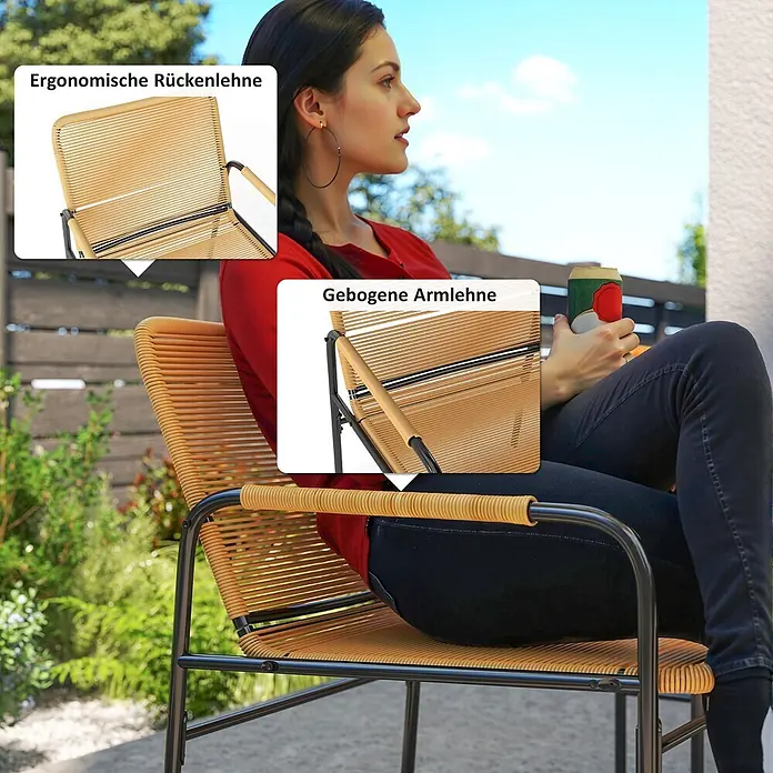 Outsunny Gartenstuhl-Set mit Tisch - 2 Stk., Stahl, PE-Rattan, Grau, Braun, B x T x H: 54 x 66 x 76 cm - Geflochtener Outdoor-Stuhl in Hellbraun mit dunklem Metallrahmen. Ergonomische Rückenlehne und gebogene Armlehnen, von Person draußen genutzt.