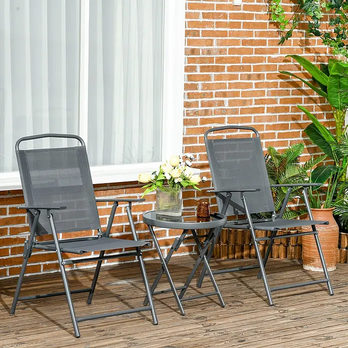 Outsunny Gartenstuhl-Set mit Tisch - 2 Stk., Stahl, gehärtetes Glas, Netzstoff, Klappbar, Dunkelgrau, B x T x H: 64 x 64 x 93 cm - Zwei graue Klappstühle mit Netzgewebe und ein kleiner grauer Klapptisch mit Glasplatte, für den Außenbereich auf der Terrasse.