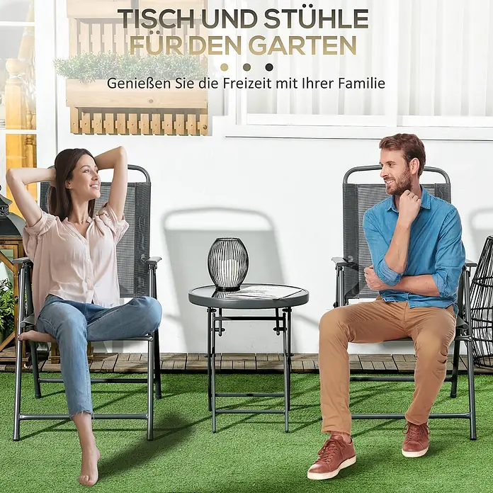 Outsunny Gartenstuhl-Set mit Tisch - 2 Stk., Stahl, gehärtetes Glas, Netzstoff, Klappbar, Dunkelgrau, B x T x H: 64 x 64 x 93 cm - Zwei graue klappbare Gartenstühle und passender Klapptisch, von Mann und Frau im Freien genutzt.