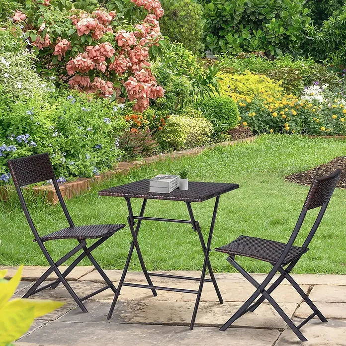 Outsunny Gartenstuhl-Set mit Tisch - 2 Stk., Metall, PE Polyrattan, Klappbar, Braun, B x T x H: 60 x 47 x 72 cm - Dunkelbraunes Rattan-Bistroset mit quadratischem Tisch und zwei Klappstühlen auf einer Terrasse im Garten.
