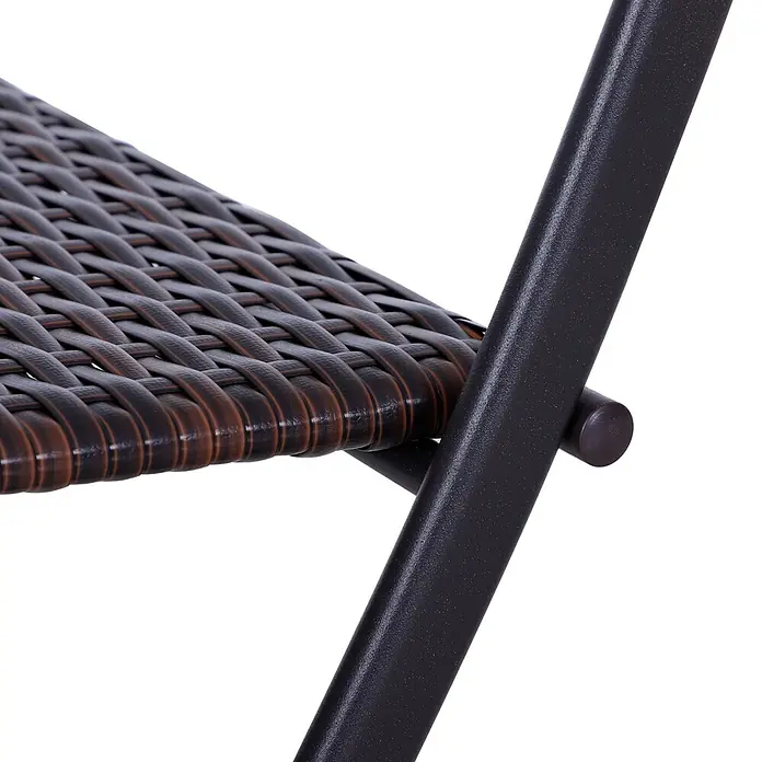 Outsunny Gartenstuhl-Set mit Tisch - 2 Stk., Metall, PE Polyrattan, Klappbar, Braun, B x T x H: 60 x 47 x 72 cm - Nahaufnahme einer dunkelbraunen geflochtenen Rattanfläche, die mit einem dunkelbraunen Metallrahmen verbunden ist.