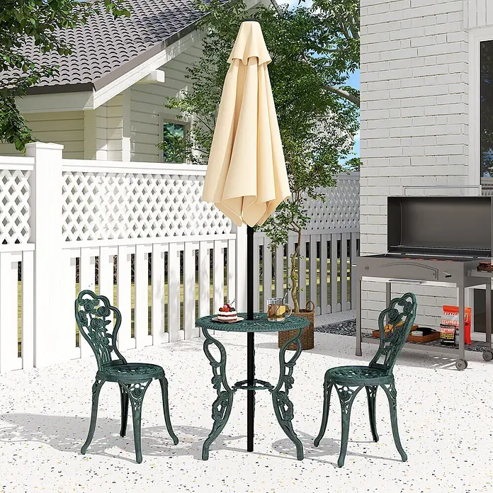 Outsunny Gartenstuhl-Set mit Schirmhalterung - 2 Stk., Gussaluminium, Gusseisen, Antik-Grün, B x T x H: 60 x 60 x 69 cm - Dunkelgrünes Aluminiumguss-Bistro-Set mit zwei Stühlen und rundem Tisch, dazu ein beiger Sonnenschirm, auf einer Terrasse.