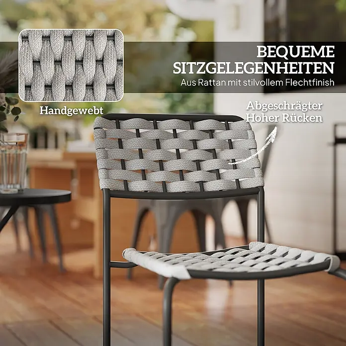 Outsunny Gartenstuhl-Set 3-teilig, mit Tisch - 2 Stk., Stahl, Polyester, Dunkelgrau, Grau, B x T x H: 46 x 60 x 80 cm - Heller, handgewebter Rattan-Hochstuhl mit dunklem Metallrahmen und schräger hoher Rückenlehne auf einer Terrasse.