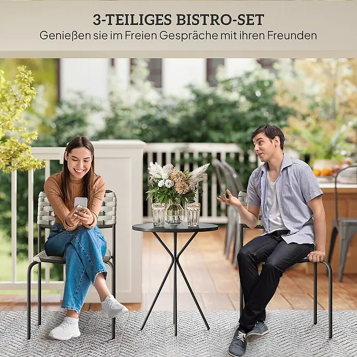 Outsunny Gartenstuhl-Set 3-teilig, mit Tisch - 2 Stk., Stahl, Polyester, Dunkelgrau, Grau, B x T x H: 46 x 60 x 80 cm - Ein schwarzes 3-teiliges Bistrot-Set mit rundem Tisch und zwei Stühlen mit geflochtenen grauen Sitzen, draußen von zwei Personen genutzt.