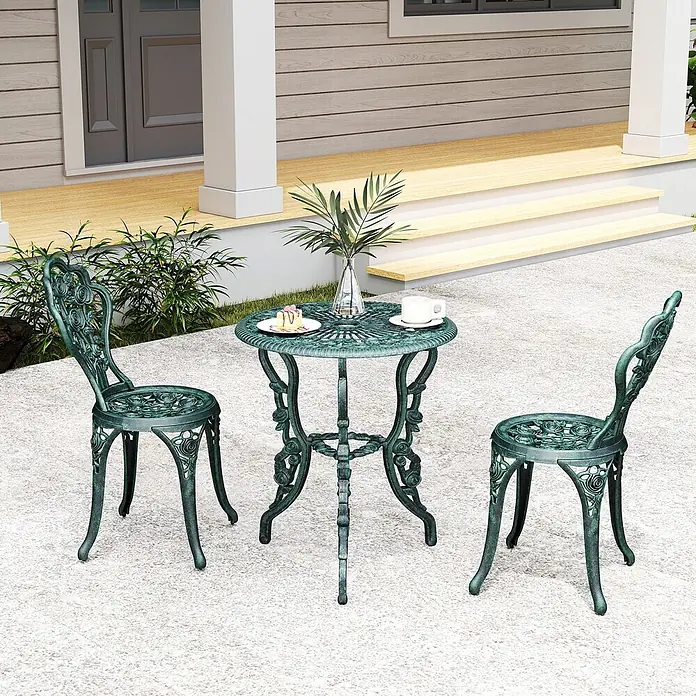 Outsunny Gartenstuhl-Set mit Schirmhalterung - 2 Stk., Gussaluminium, Gusseisen, Antik-Grün, B x T x H: 60 x 60 x 69 cm - Bistro-Set aus antikgrünem Aluminiumguss mit Tisch und zwei Stühlen auf einer gepflasterten Terrasse.