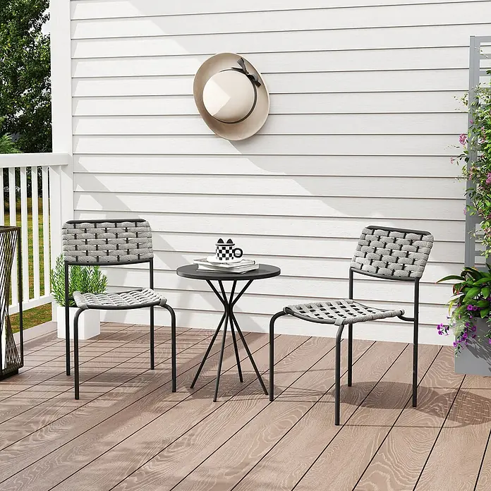 Outsunny Gartenstuhl-Set 3-teilig, mit Tisch - 2 Stk., Stahl, Polyester, Dunkelgrau, Grau, B x T x H: 46 x 60 x 80 cm - Terrassenset: zwei Stühle mit schwarzen Gestellen und grau geflochtenen Sitzen/Rücken, und ein schwarzer runder Tisch auf Holzdeck.