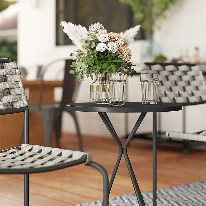 Outsunny Gartenstuhl-Set 3-teilig, mit Tisch - 2 Stk., Stahl, Polyester, Dunkelgrau, Grau, B x T x H: 46 x 60 x 80 cm - Schwarzer Bistrotisch aus Metall mit passenden Stühlen mit grau-weißen Flechtsitzen auf einer Terrasse.