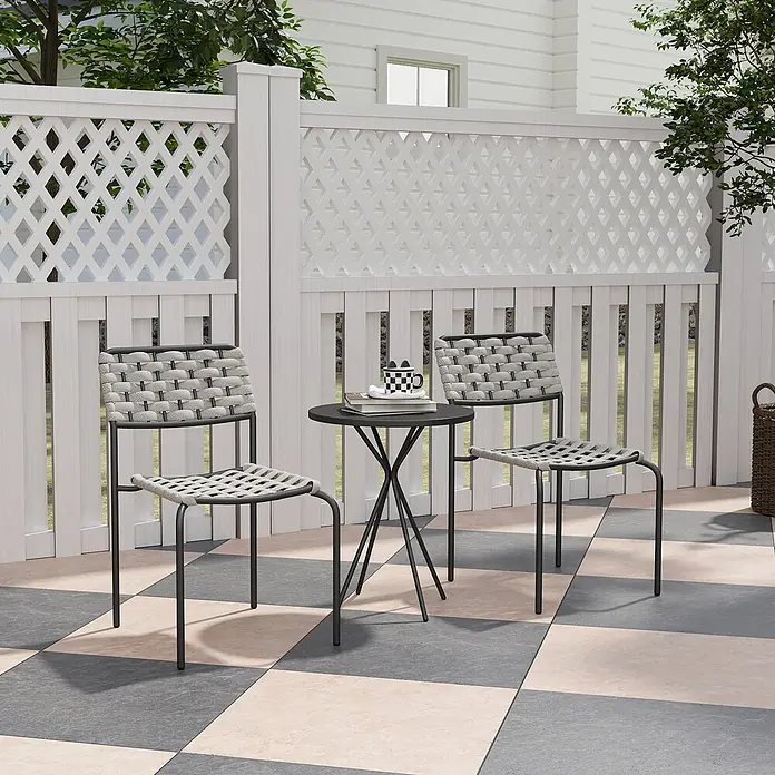 Outsunny Gartenstuhl-Set 3-teilig, mit Tisch - 2 Stk., Stahl, Polyester, Dunkelgrau, Grau, B x T x H: 46 x 60 x 80 cm - Terrassen-Bistrotisch-Set mit dunklen Stühlen und grau geflochtener Sitzfläche, dazu ein kleiner runder Tisch, im Freien präsentiert.
