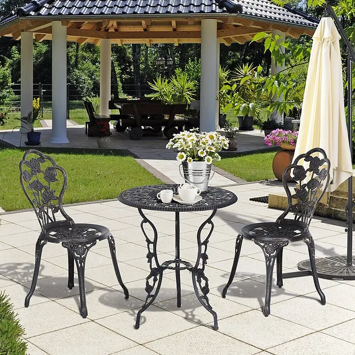 Outsunny Gartenstuhl-Set mit Tisch - 2 Stk., Aluminium, Metall, Bronze, B x T x H: 60 x 39 x 67 cm - Dunkles Aluminiumguss-Bistro-Set mit Rosenmuster, bestehend aus zwei Stühlen und einem Tisch, auf einer Terrasse im Garten.