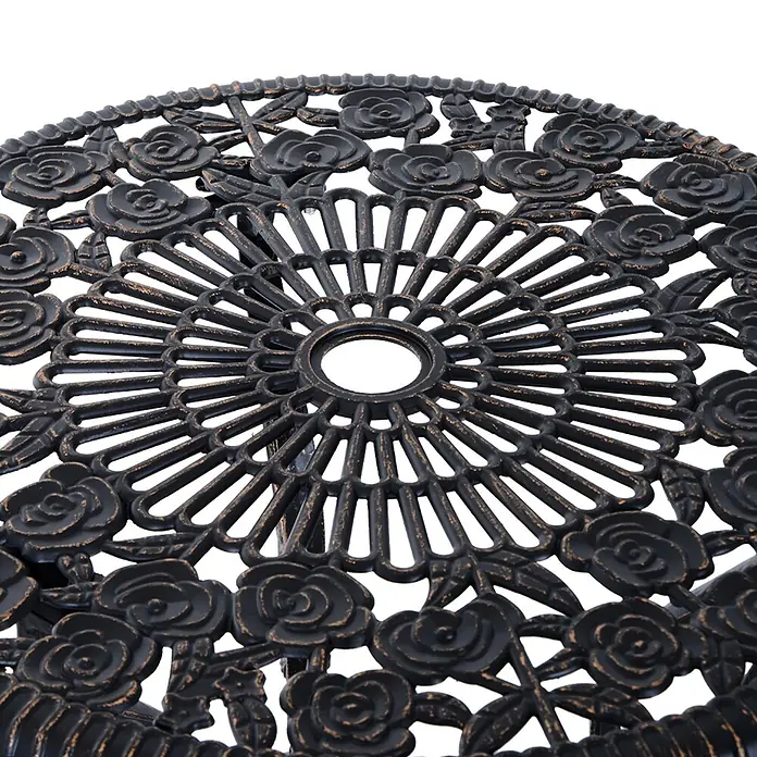 Outsunny Gartenstuhl-Set mit Tisch - 2 Stk., Aluminium, Metall, Bronze, B x T x H: 60 x 39 x 67 cm - Nahaufnahme einer dunkelbronzenen Gussmetall-Tischplatte für den Garten mit detailliertem Rosen- und Fächermuster und Schirmloch.