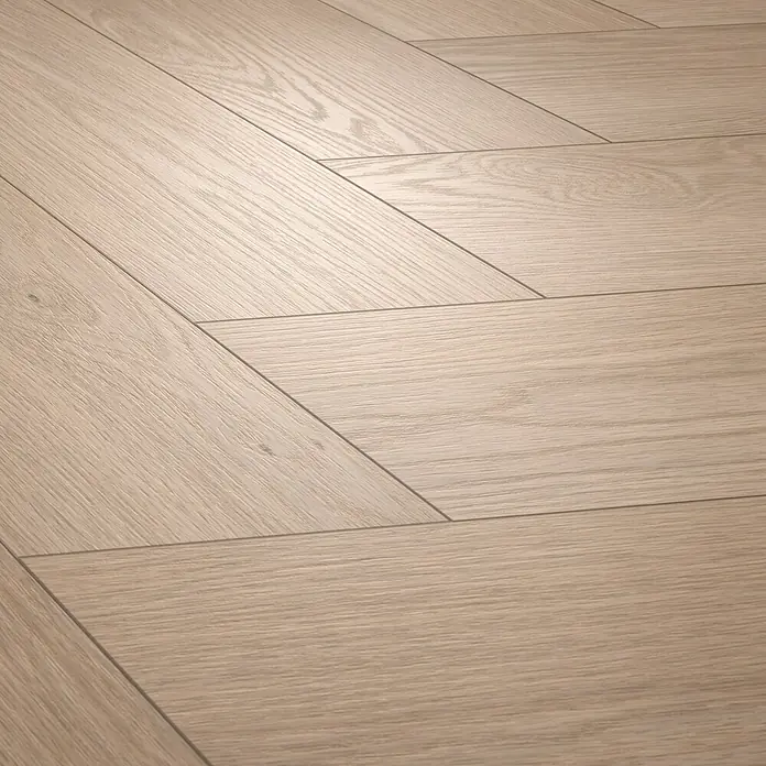 Egger Laminat NatureSense Herringbone - Baronia Eiche hell, Fischgrät, 840 x 168 x 8 mm - Helles Holzparkett im Fischgrätmuster mit Maserung und Textur.