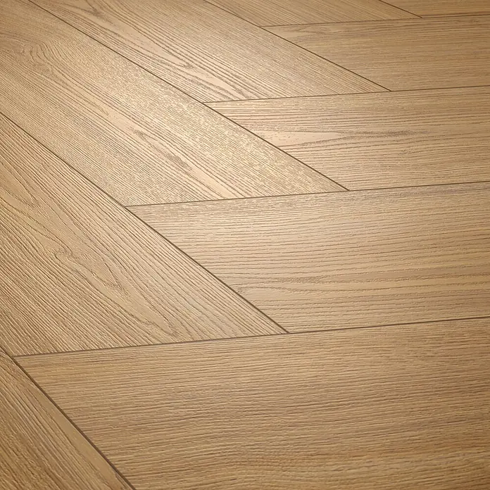Egger Laminat NatureSense Herringbone - Casella Eiche natur, Fischgrät, 840 x 168 x 8 mm - Hellbrauner Holzfußboden im Fischgrätmuster mit sichtbarer Maserung.