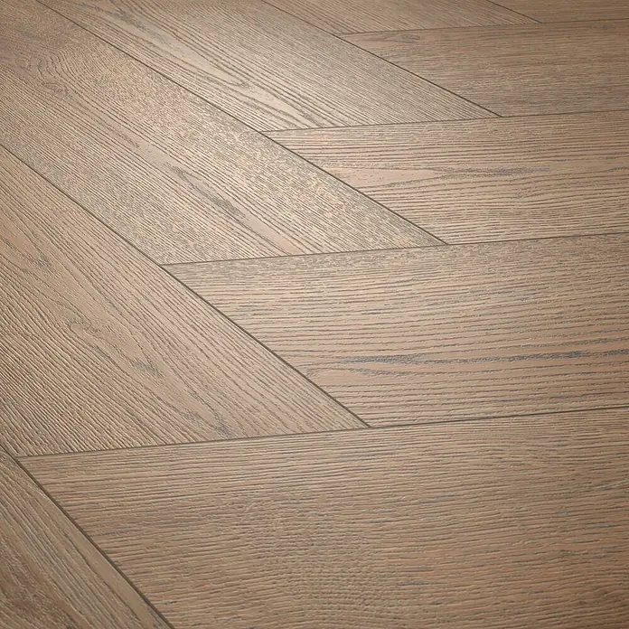 Egger Laminat NatureSense Herringbone - Turin Eiche, Fischgrät, 840 x 168 x 8 mm - Hellbrauner Holzboden mit ausgeprägter Maserung im klassischen Fischgrätmuster.
