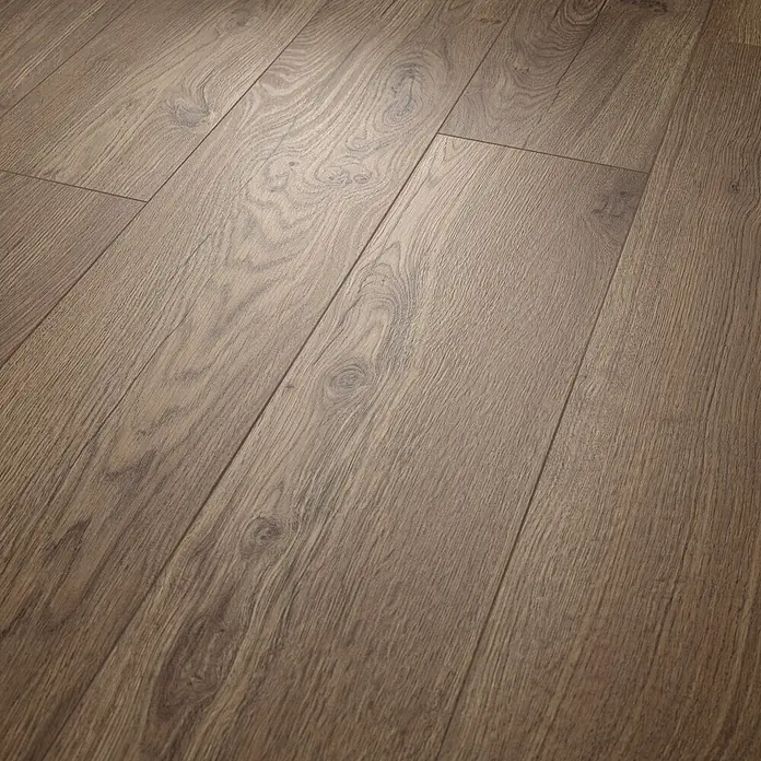 Egger Laminat NatureSense Aqua - Olchon Eiche rauch, Landhausdiele, 1.292 x 193 x 10 mm - Heller Holzfußboden mit natürlicher Maserung und sichtbaren Dielen aus schräger Perspektive.