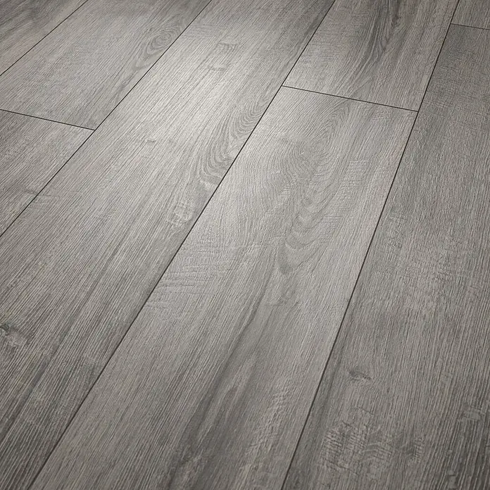 Egger Laminat NatureSense Aqua - Sherman Eiche hellgrau, Landhausdiele, 1.292 x 193 x 8 mm - Grau holzoptik Bodenbelag Dielen mit Maserung, diagonal verlegt für eine strukturierte Oberfläche.