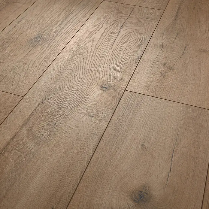 Egger Laminat NatureSense - Loja Eiche braun, Landhausdiele, 1.292 x 246 x 8 mm - Nahaufnahme von hellbraunen Holzoptik-Bodenbrettern mit ausgeprägter Maserung und Ästen.