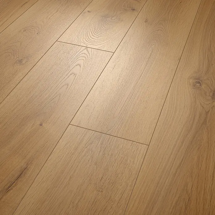 Egger Laminat NatureSense Aqua - Pinot Eiche honig, Landhausdiele, 1.292 x 193 x 10 mm - Hellbrauner Eichenholzboden in Dielen verlegt, mit natürlicher Maserung und Ästen.