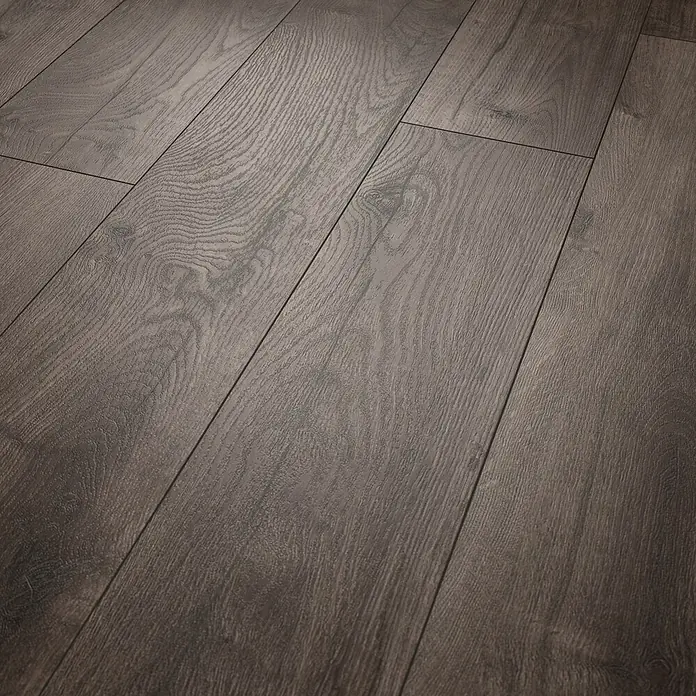 Egger Laminat NatureSense Aqua - Loja Eiche grau, Landhausdiele, 1.292 x 193 x 8 mm - Dunkelgrau-brauner Laminatboden in Holzoptik mit sichtbarer Maserung und Plankenfugen.