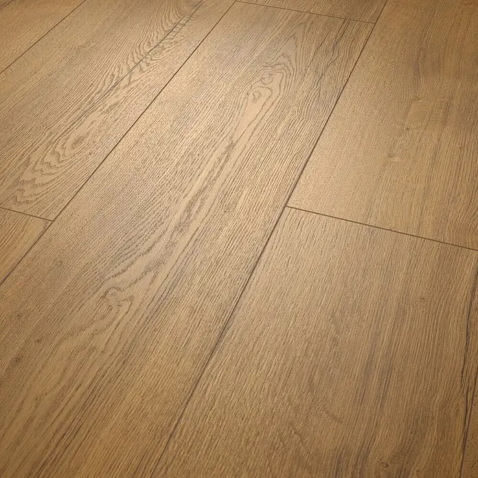 Egger Laminat NatureSense Aqua - Elva Eiche honig, Landhausdiele, 1.292 x 246 x 8 mm - Helle bis mittelbraune Holzplankenböden mit realistischer Maserung, diagonal verlegt.