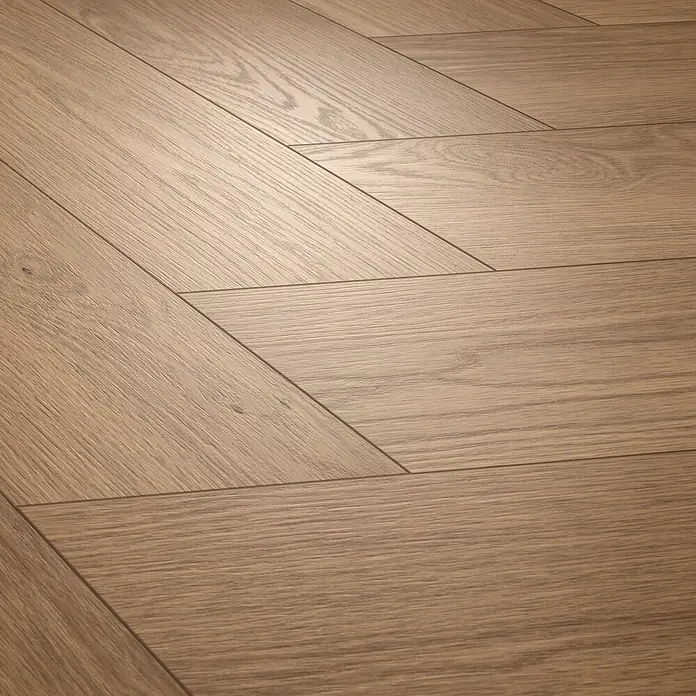 Egger Laminat NatureSense Herringbone - Baronia Eiche braun, Fischgrät, 840 x 168 x 8 mm - Hellbrauner Holzboden mit Chevron-Muster.