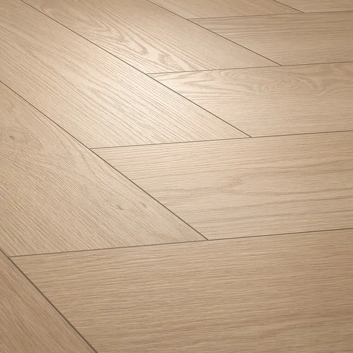 Egger Laminat NatureSense Herringbone - Baronia Eiche sand, Fischgrät, 840 x 168 x 8 mm - Helle Holzfußbodenplanken im Fischgrätmuster verlegt.