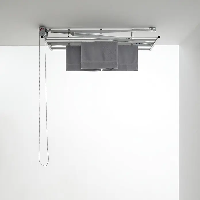 Foxydry Deckenwäschetrockner Mini 150 Grau - L x B: 54 x 152 cm, Stahlgrau - Silberner Deckenwäscheständer mit Zugkette, der drei graue Handtücher hält.