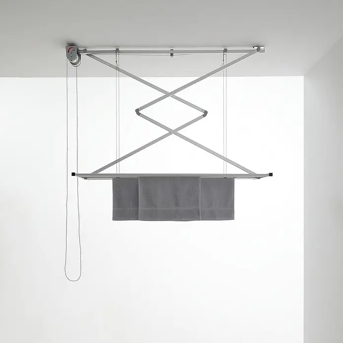 Foxydry Deckenwäschetrockner Mini 150 Grau - L x B: 54 x 152 cm, Stahlgrau - Silberner Deckenwäscheständer mit faltbarem Scherenmechanismus, hält drei graue Handtücher.