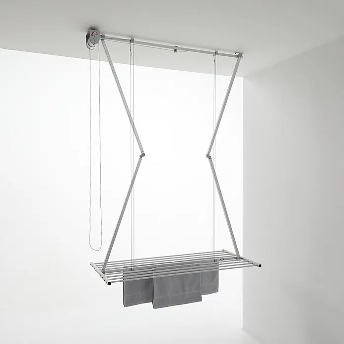Foxydry Deckenwäschetrockner Mini 150 Grau - L x B: 54 x 152 cm, Stahlgrau - Silberner Deckenwäschetrockner mit grauen Handtüchern.