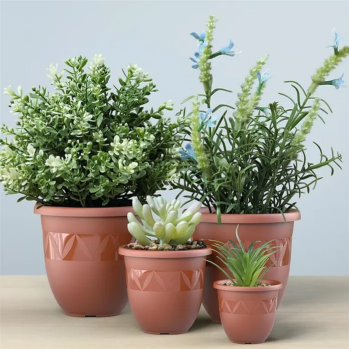 Plastard Pflanztopf Capri 5er Set - Außenmaß (Ø x H): 27 x 22 cm, Kunststoff, Terrakotta - Set aus terrakottafarbenen Kunststoff-Pflanztöpfen in verschiedenen Größen mit geometrischen Mustern, mit Kunstpflanzen.