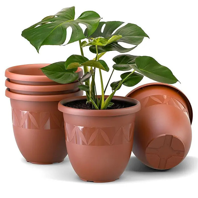 Plastard Pflanztopf Capri 5er Set - Außenmaß (Ø x H): 27 x 22 cm, Kunststoff, Terrakotta - Braune Kunststoff-Pflanztöpfe mit geometrischem Muster. Einer mit Pflanze, einige gestapelt, einer auf der Seite mit Bodenansicht.