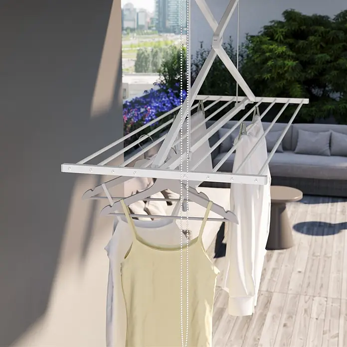 Foxydry Deckenwäschetrockner Mini 120 Weiß - L x B: 54 x 128 cm, Weiß - Weißer Wäscheständer aus Metall mit Wäsche auf einem Balkon mit Stadtblick.
