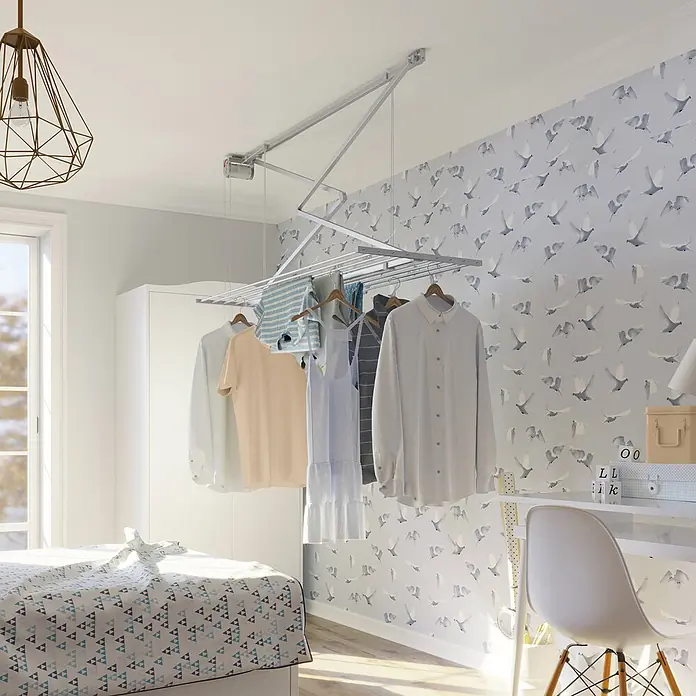 Foxydry Deckenwäschetrockner Mini 120 Weiß - L x B: 54 x 128 cm, Weiß - Silberner Deckenwäschetrockner mit hängender Kleidung, ausgeklappt in einem Raum.